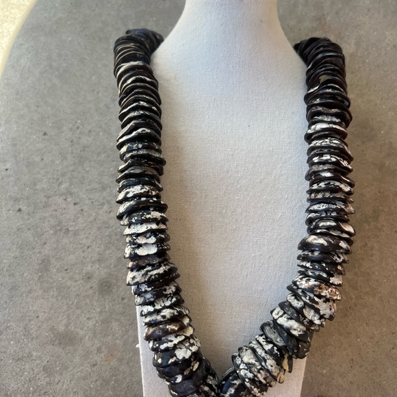 Hawaiian Shell Lei Necklace Kukui Nuts Elegant Black and White Beaded Necklace